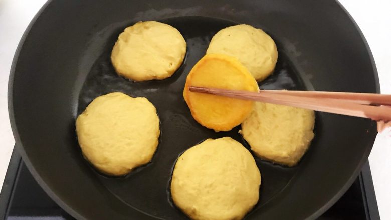 东北农家饭  玉米面贴饼子,烙制玉米饼一面金黄