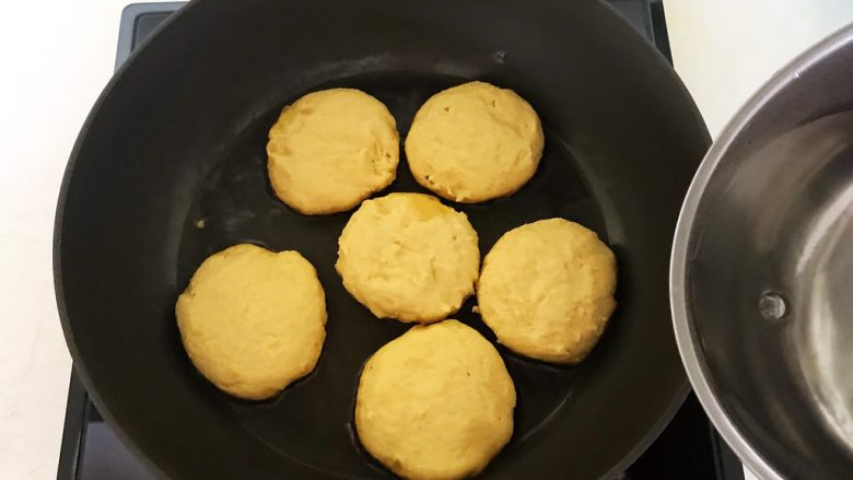 东北农家饭 玉米面贴饼子,加入冷水