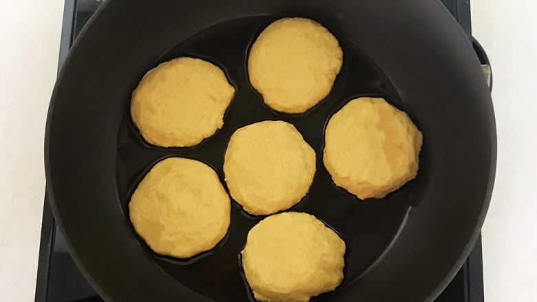 东北农家饭 玉米面贴饼子,油温6分热的时候放入做好的玉米饼,全程小火煎制