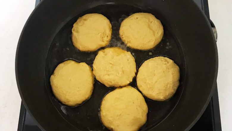 东北农家饭 玉米面贴饼子,水量与玉米饼持平