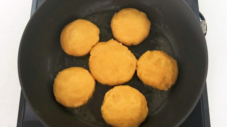 东北农家饭 玉米面贴饼子,烙制水份全部收干即可(大约5分钟左右)