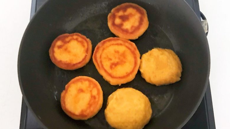 东北农家饭 玉米面贴饼子,玉米面贴饼子熟了,底面金黄,