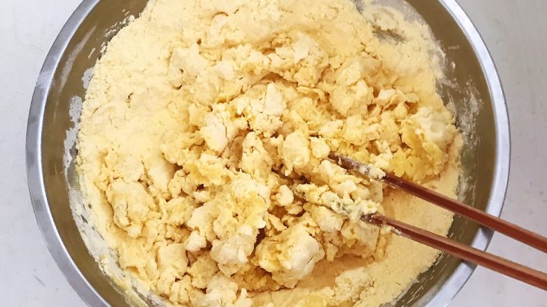 东北农家饭 玉米面贴饼子,再加入100ml冷水和面