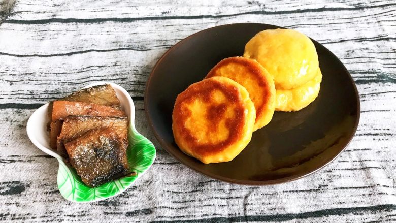 东北农家饭 玉米面贴饼子,给玉米面贴饼子配上一盘煎鱼,一顿农家饭妥妥滴~