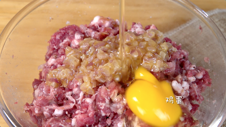 俄罗斯汉堡排,把炒好的洋葱末倒入肉馅中,打入一颗<a style='color:red;display:inline-block;' href='/shicai/ 9'>鸡蛋</a>