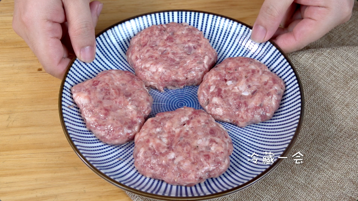 俄罗斯汉堡排,搅匀后将肉馅儿拍成肉饼,然后放入冰箱冷藏一会定型