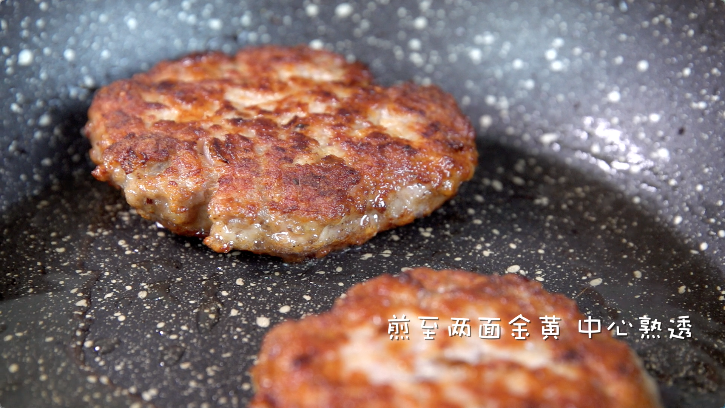 俄罗斯汉堡排,锅中倒油,将肉饼放入锅中煎至两面金黄后盛出