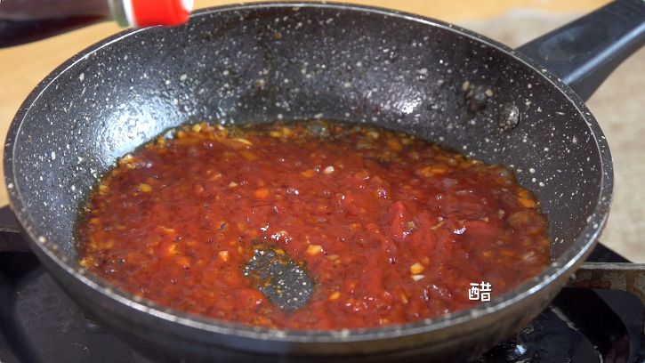 俄罗斯汉堡排,再加入<a style='color:red;display:inline-block;' href='/shicai/ 699'>番茄酱</a>和醋,加适量清水,熬至粘稠,做成酱汁
