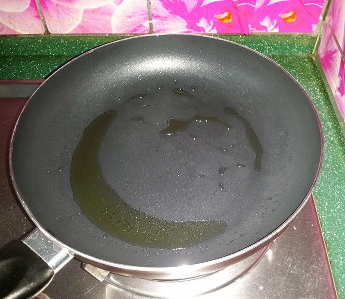 香葱鸡蛋饼,不粘锅加热后，倒入少许<a style='color:red;display:inline-block;' href='/shicai/ 848'>菜籽油</a>