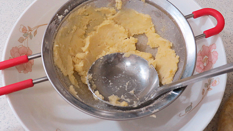 消暑小食【蔓越莓绿豆糕】,分次放筛网里,用勺子加压帮助过筛