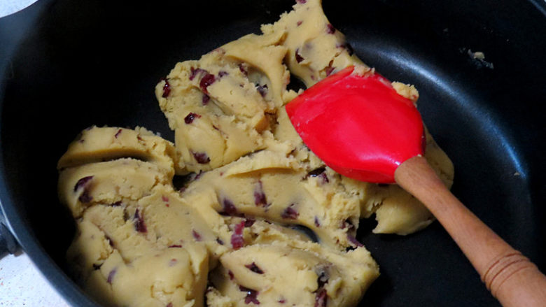 消暑小食【蔓越莓绿豆糕】,炒好关火,等豆沙温热时拌入切碎的<a style='color:red;display:inline-block;' href='/shicai/ 109174'>蔓越莓干</a>