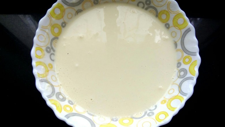 快手鸡蛋煎饼,加入适量清水,调匀,稍微稀点,这样做出的饼就会很薄