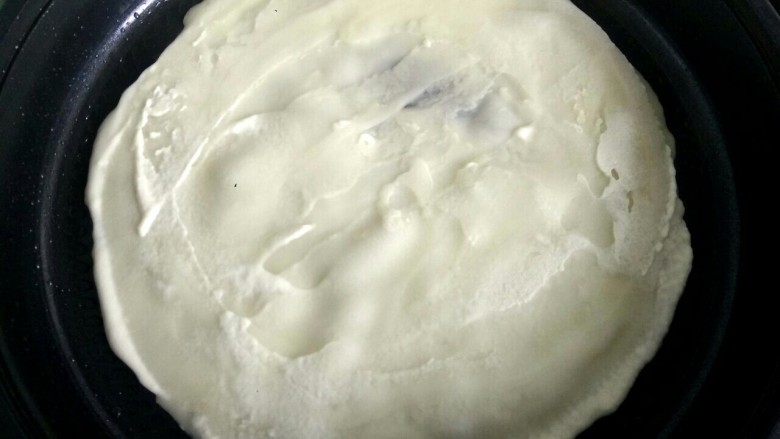 快手鸡蛋煎饼,趁没有定型,用铲子抹平