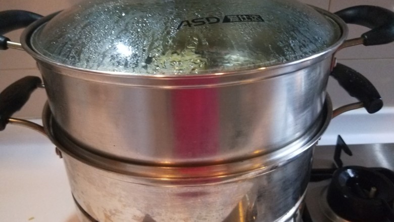 蝴蝶飞舞盘中餐\蒸饺,盖上锅盖大火烧开,中火蒸10钟即可关火。
