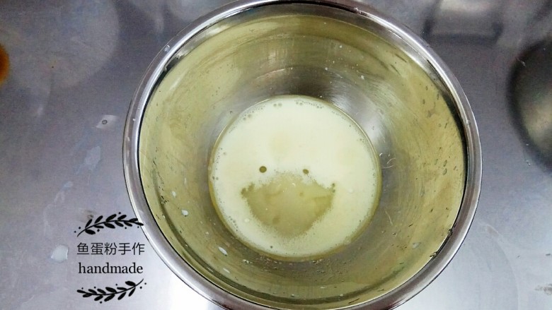 松软杯子蛋糕,牛奶、<a style='color:red;display:inline-block;' href='/shicai/ 850'>大豆油</a>、放进蛋黄的细砂糖,三样东西一起放进打蛋盆里。隔热水加热,用手抽搅拌至细砂糖融化。