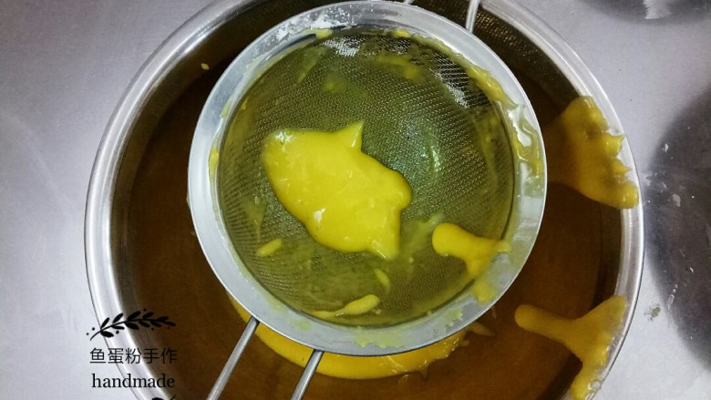 松软杯子蛋糕,把上述的低筋面粉糊过筛。过筛后到面糊很细腻,没有颗粒。