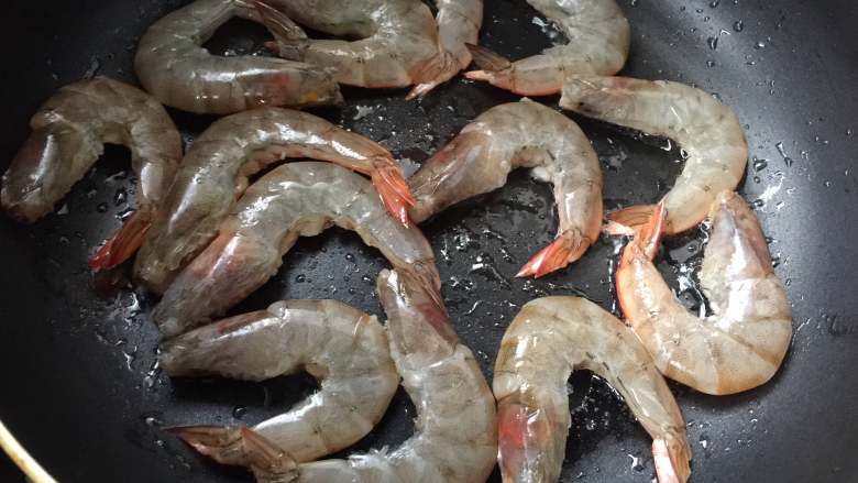 超正宗的油焖大虾,锅中放油,比平常炒菜稍微多点,烧五成热后放入<a style='color:red;display:inline-block;' href='/shicai/ 296'>大虾</a>,中火煎至两面变红
