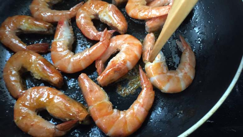 超正宗的油焖大虾,用铲子轻压虾头,压出虾油,会让虾的颜色更红亮