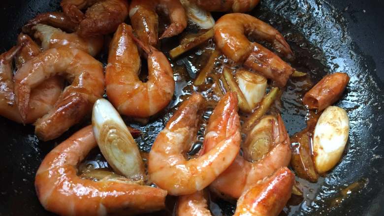超正宗的油焖大虾,下葱姜煸炒出香味,然后加2汤勺料酒、1勺生抽、少许老抽、然后沿锅边淋小半勺醋,1大勺的白糖,一小撮的盐
