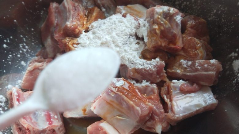 美味红烧排骨,加适量的淀粉,料酒,盐