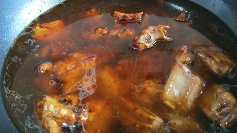 美味红烧排骨,加适量的水,末过排骨即可