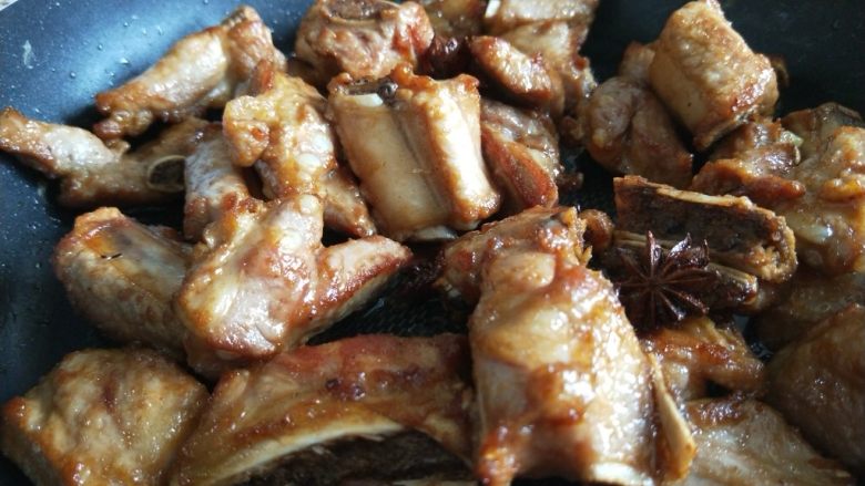 美味红烧排骨,翻炒均匀,给排骨上色