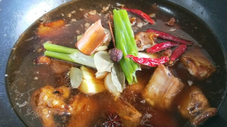 美味红烧排骨,放入葱姜蒜,辣椒,香叶,桂皮