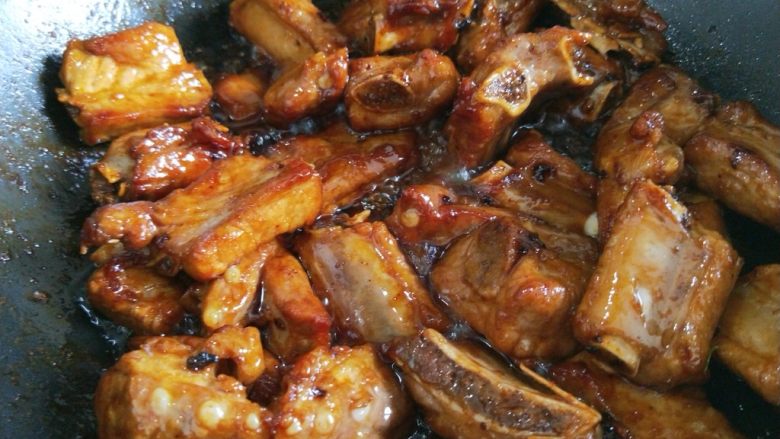 美味红烧排骨,翻炒3分钟即可,每块排骨都变焦糖色