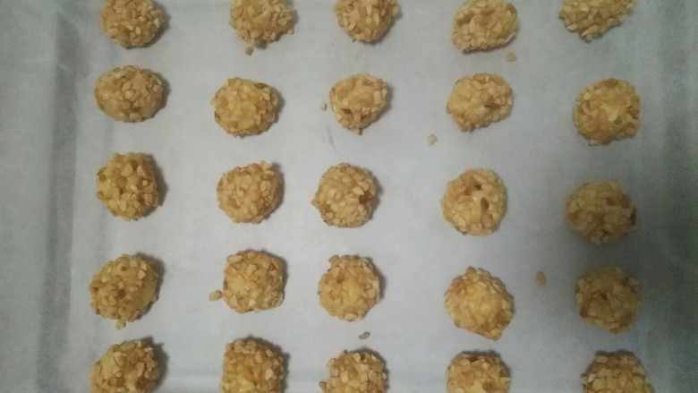 花生酥饼,将沾好花生碎的饼干放入烤盘,注意距离不要过近,以免烘烤时粘连。