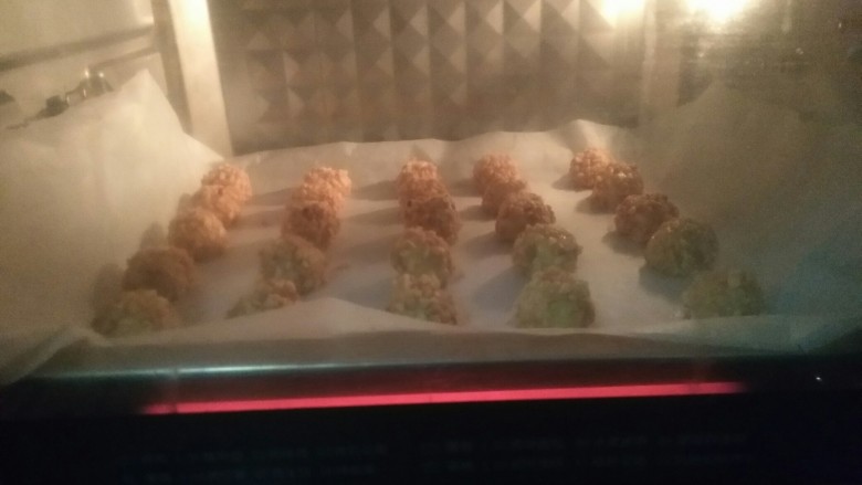 花生酥饼,上下管,180℃中层,18分钟。烤箱预热好后,放入烤箱烘烤即可。