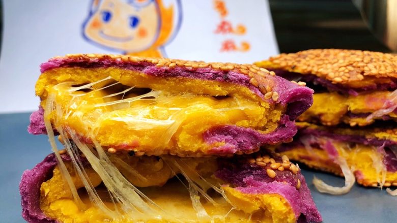 紫薯南瓜🎃芝士饼,香甜的紫薯南瓜加上美味的芝士,好吃到停不下嘴!