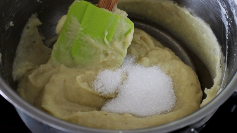 芝麻核桃馅绿豆糕,然后将绿豆泥倒入炒锅里,如果水分比较大的话,要先炒干点,然后再加入白<a style='color:red;display:inline-block;' href='/shicai/ 10588'>糖</a>继续炒。