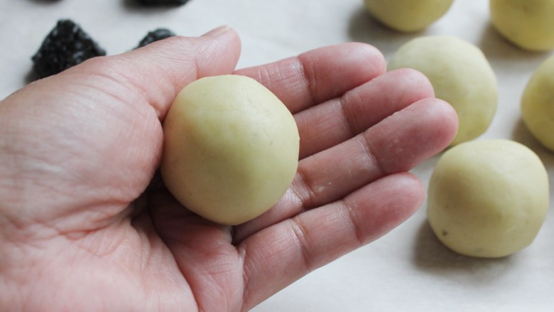 芝麻核桃馅绿豆糕,最后轻轻的搓圆。