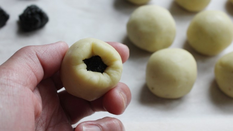 芝麻核桃馅绿豆糕,慢慢转着收口。
