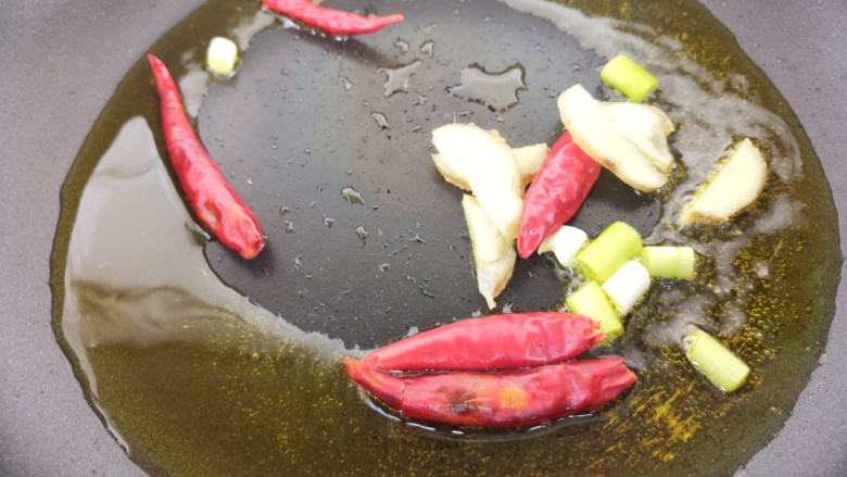 炒蛏子,然后锅里热油,把干辣椒和葱姜炒香。