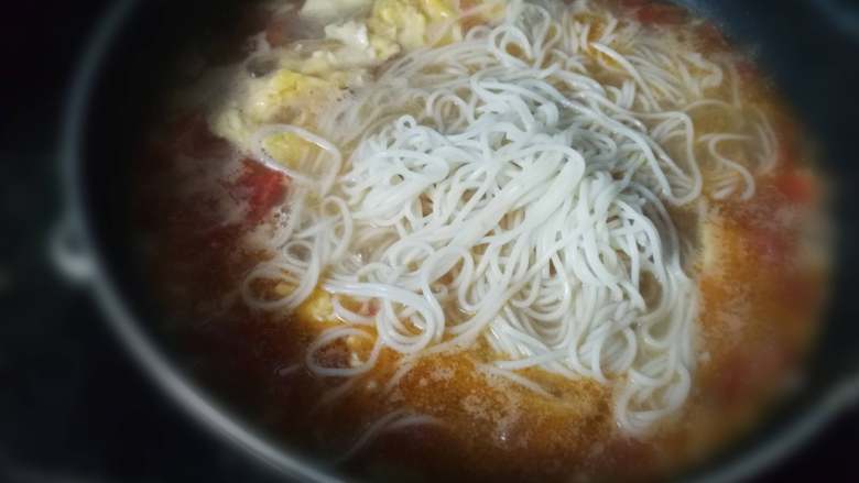 西红柿鸡蛋面,最后放入鸡蛋和面条,煮开即可关火