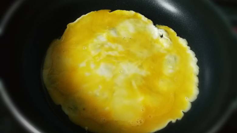 西红柿鸡蛋面,油热后,倒入蛋液,摊成鸡蛋饼