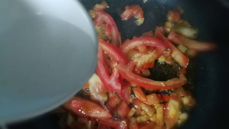 西红柿鸡蛋面,加入料酒,把西红柿炒出红油