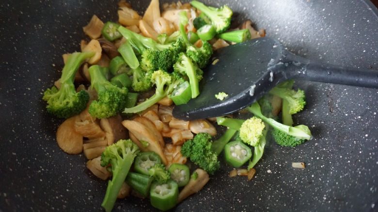 焗翡翠瑶柱饭,关火,倒入蔬菜翻拌均匀