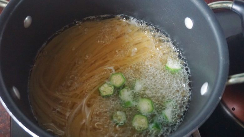 焗奶香白酱面,锅里煮开水后放入意面煮5分钟,后面2分钟时放入<a style='color:red;display:inline-block;' href='/shicai/ 70'>秋葵</a>一起焯熟