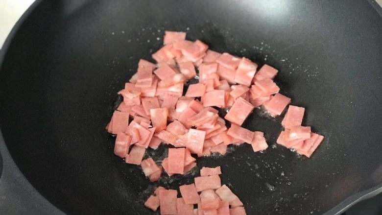 快手营养早餐05,热锅倒少量食用油,中小火煸炒培根,炒至表面稍有金黄;