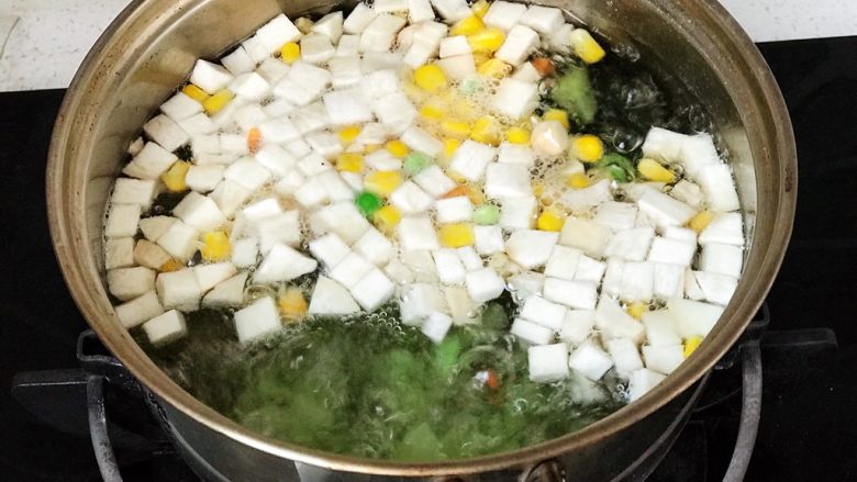 快手营养早餐05,小锅水开后下莴笋丁、杏鲍菇丁、三丁焯水3分钟;
