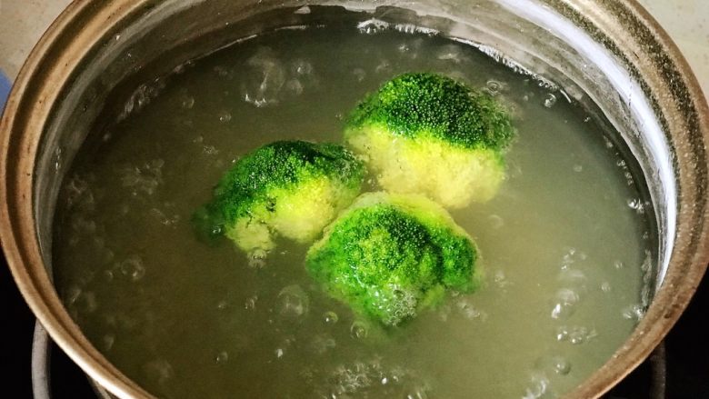 快手营养早餐05,同时西蓝花下锅焯水4分钟;