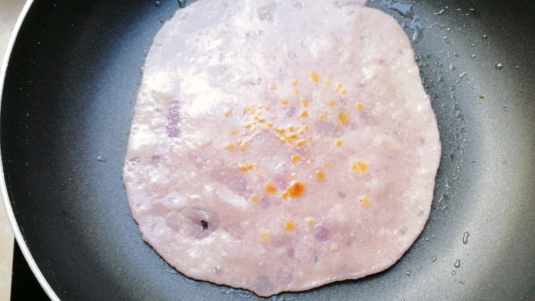 黑土豆煎饼,鼓起来气泡时就可以翻面了,本身就热土豆泥烫过的面,所以很容易熟的