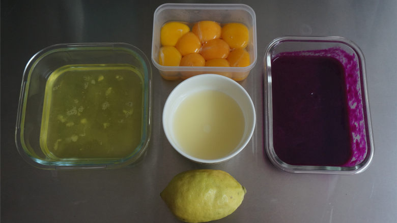 婴幼儿辅食:果味溶豆,火龙果用料理机打成泥,过筛备用。<a style='color:red;display:inline-block;' href='/shicai/ 1117'>蛋白</a>蛋黄分离备用。柠檬榨汁备用。