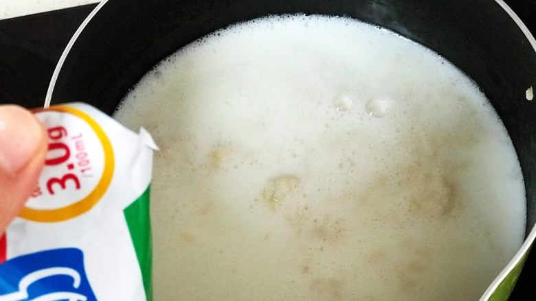 快手营养早餐05,加入两袋牛奶,小火煮沸后加打好的鸡蛋液;