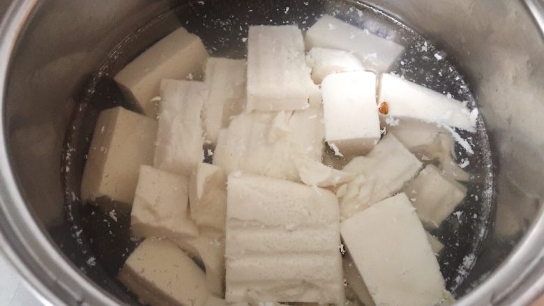 辣炖昂刺鱼(黄辣丁),炖鱼的同时,另取一锅,水烧开,豆腐放入焯一下水,去掉点豆腥气