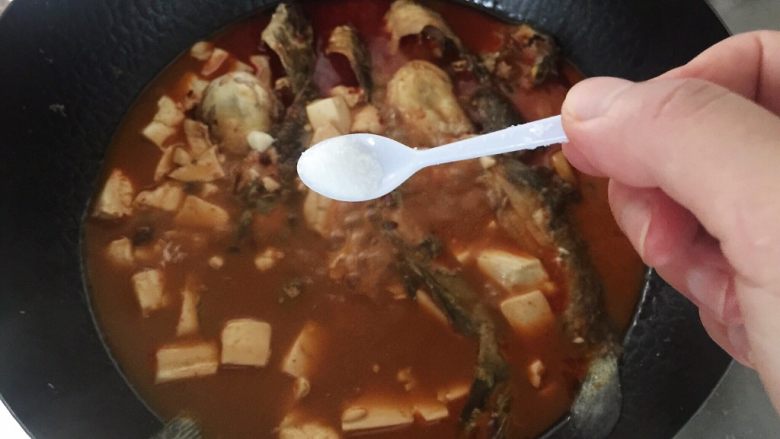 辣炖昂刺鱼(黄辣丁),半小时左右差不多了,加盐(因为用的酱料不同,此时锅中的咸淡肯定不尽相同,所以请根据实际情况加盐)