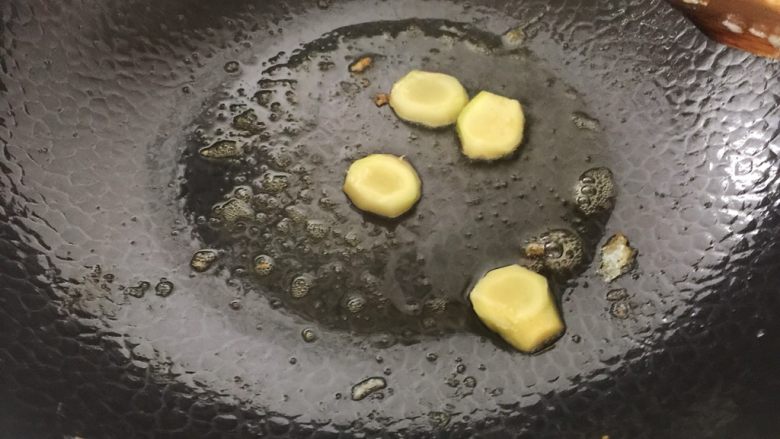 辣炖昂刺鱼(黄辣丁),煎好的鱼盛出,底油留着,把姜片放入煸香