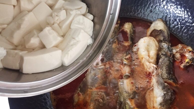 辣炖昂刺鱼(黄辣丁),等豆腐焯完水,那边的鱼必定是煮开了,把豆腐倒入,小火慢炖